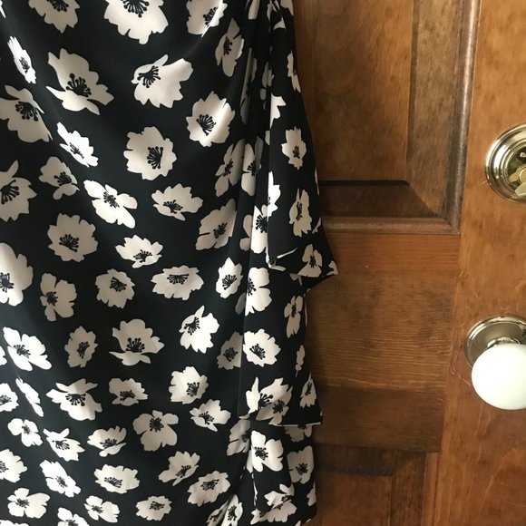 NWT Anne Klein Black w/Ivory Scattered Flowers Deep V Dress Size 14 - Picture 9 of 15